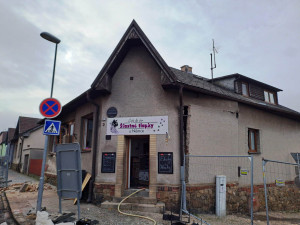 Výbuch v kočičí kavárně způsobil škodu deset milionů. Kriminalisté nyní žádají o pomoc veřejnost