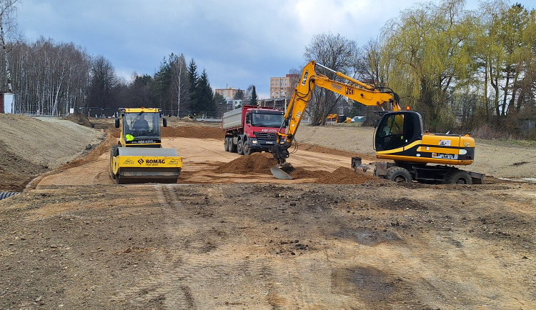 Dělníci ve Žďáru budují novou silnici na Jihlavu. Bude hotová později, do konce září. Foto: Se svolením ŘSD