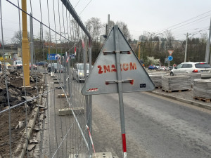 Křižovatku u Rozkvětu a dopravní terminál propojí nová silnice. Dělníci jí budují vedle Sila