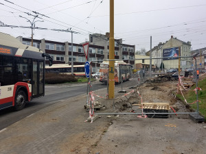 Křižovatku u Rozkvětu a dopravní terminál propojí nová silnice. Dělníci jí budují vedle Sila