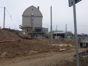 Křižovatku u Rozkvětu a dopravní terminál propojí nová silnice. Dělníci jí budují vedle Sila