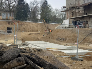 Křižovatku u Rozkvětu a dopravní terminál propojí nová silnice. Dělníci jí budují vedle Sila