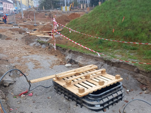 Křižovatku u Rozkvětu a dopravní terminál propojí nová silnice. Dělníci jí budují vedle Sila