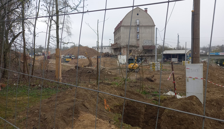 Křižovatku u Rozkvětu a dopravní terminál propojí nová silnice. Dělníci jí budují vedle Sila