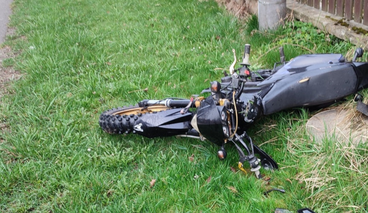Motorkář na Jihlavsku jel rychle, dostal smyk a boural. Skončil v péči lékařů 