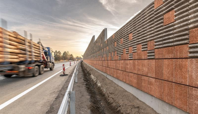 Ředitelství silnic a dálnic staví protihlukové stěny. Nejnovější bude v Pravíkově