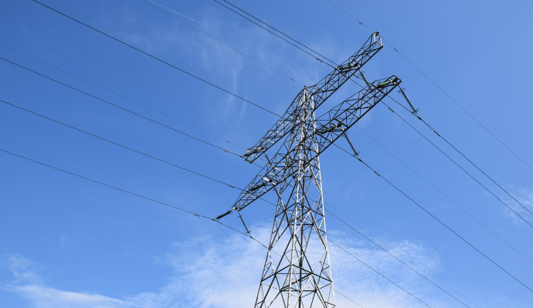 Vrtulník přesekl dráty vysokého napětí, pilot vzlétal odkud neměl