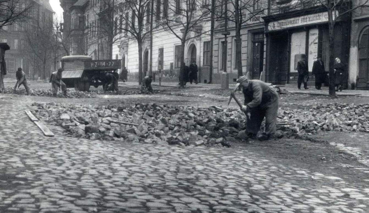 Od poloviny 50. let komunistické vedení města organizovalo mnoho změn k lepšímu, jako například opravy dlažby na jihlavském náměstí. Foto: Poskytl Stanislav Jelínek