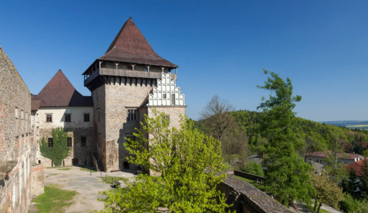Lipnický hrad mění po více než 30 letech šindelovou střechu věže Samson