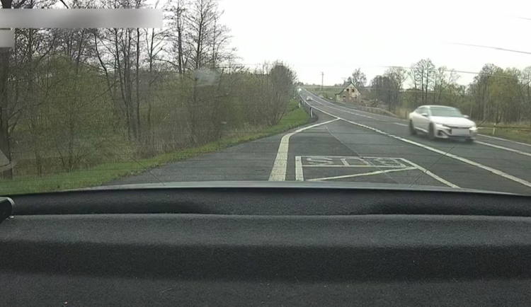 Řidič kolem policistů prosvištěl rychlostí 177 km/h, okamžitě přišel o řidičák