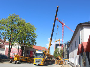 Jiráskova ulice je uzavřená. Demontují se jeřáby, které stavěly Horáckou arénu