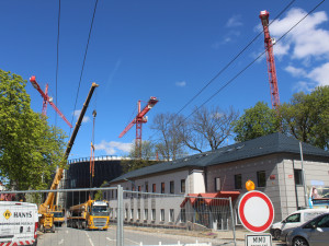 Jiráskova ulice je uzavřená. Demontují se jeřáby, které stavěly Horáckou arénu