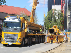 Jiráskova ulice je uzavřená. Demontují se jeřáby, které stavěly Horáckou arénu