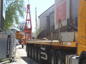 Jiráskova ulice je uzavřená. Demontují se jeřáby, které stavěly Horáckou arénu