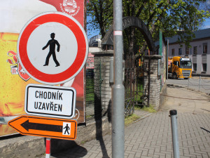 Jiráskova ulice je uzavřená. Demontují se jeřáby, které stavěly Horáckou arénu