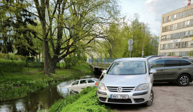 Auto skončilo ve stoce. Vytáhnout ho museli hasiči jeřábem