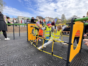 FOTO: Nová radost v Batelově. Děti s profesionály otevřely workoutové hřiště