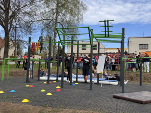 FOTO: Nová radost v Batelově. Děti s profesionály otevřely workoutové hřiště