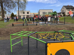 FOTO: Nová radost v Batelově. Děti s profesionály otevřely workoutové hřiště