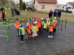 FOTO: Nová radost v Batelově. Děti s profesionály otevřely workoutové hřiště