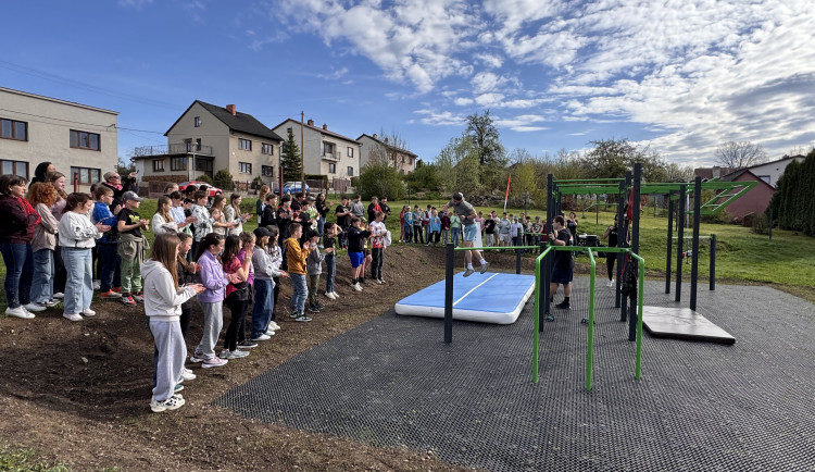 Nová radost v Batelově. Děti s profesionály otevřely workoutové hřiště