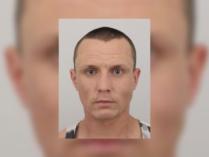 Podvodník si přišel na stovky tisíc, pátrá po něm policie