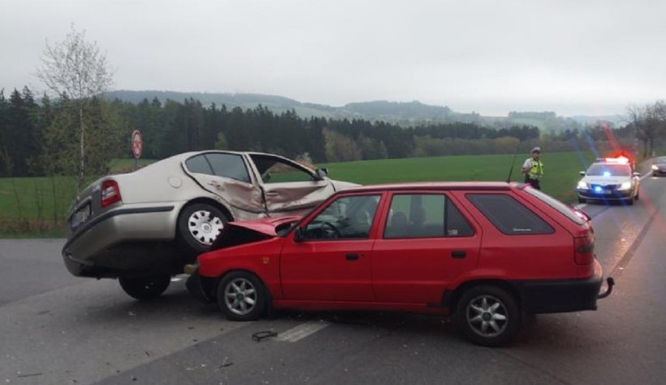 Osmnáctiletá řidička odbočovala, když jelo auto v protisměru. Zranila se. Foto: Se souhlasem Policie ČR
