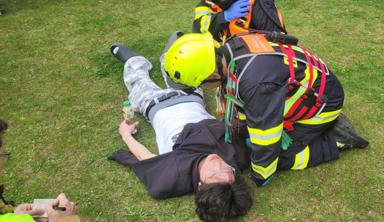 Záchranáři zasahovali u pádu velkého stanu na lidi. Šlo o taktické cvičení. Foto: Se souhlasem HZS Kraje Vysočina