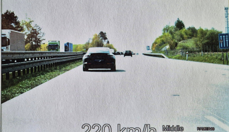 Mladý řidič v Porsche 971 jel 220 kilometrů v hodině, na místě přišel o papíry. Foto: Se souhlasem Policie ČR