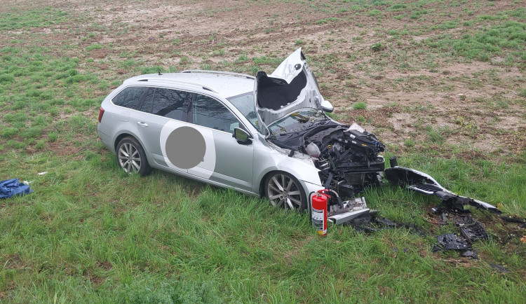 Řidič na Žďársku se nevěnoval řízení a narazil do stromu. Zranil se i spolujezdec