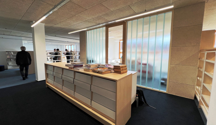 Městská knihovna v Třešti se znovu otevře. Se stěhováním knih pomohli žáci