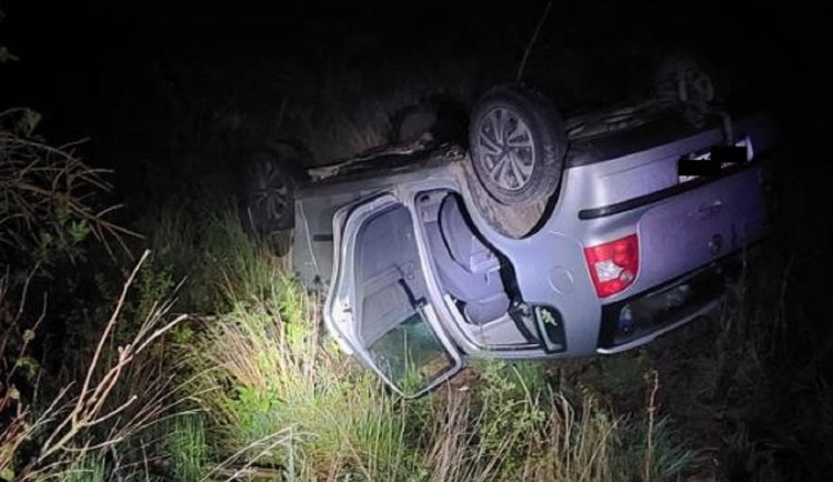Mladíci vzali matce auto a převrátili se s ním na střechu, pak nebyli k nalezení. Foto: Se souhlasem Policie ČR