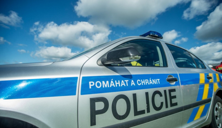 Policisté prověřují úmrtí v Kněžicích. Zajistili střelnou zbraň i podezřelého