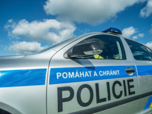 Policisté prověřují úmrtí v Kněžicích. Zajistili střelnou zbraň i podezřelého