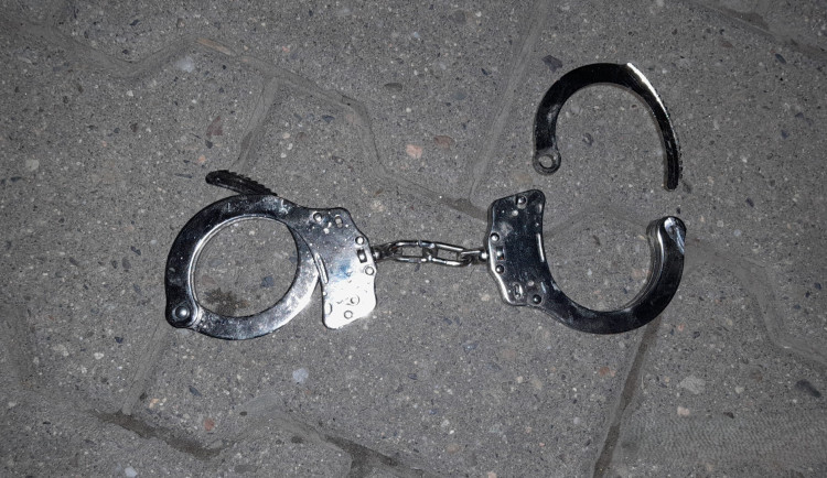 Milostné hrátky s pouty dopadly neslavně, zakročit museli hasiči s rozbrušovačkou