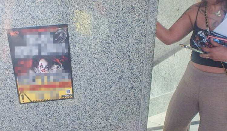 Černý výlep plakátů s reklamou na cirkus. Ženy polepily vše, kde držela lepenka