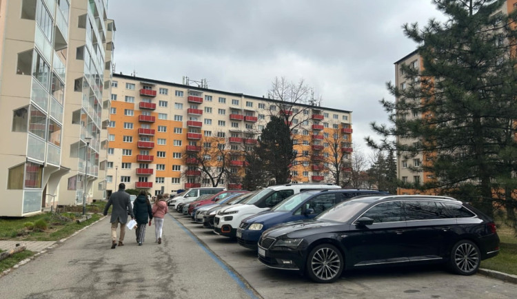 Parkování v Jihlavě: Čtenáři Drbny nejčastěji platí přes aplikaci, ukázala anketa