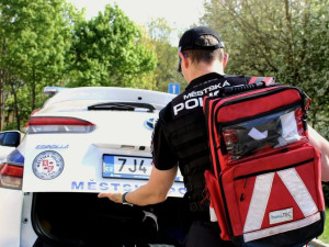 Epileptička v Jihlavě měla záchvat. Pomáhali jí strážníci i žena, co pracuje na JIP