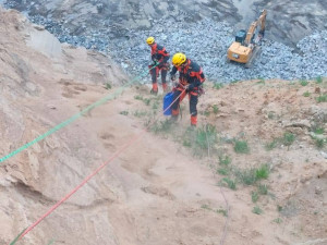 Hasiči na Žďársku vytáhli psa z kamenolomu. Chlapi, děkuji mnohokrát, říká majitelka