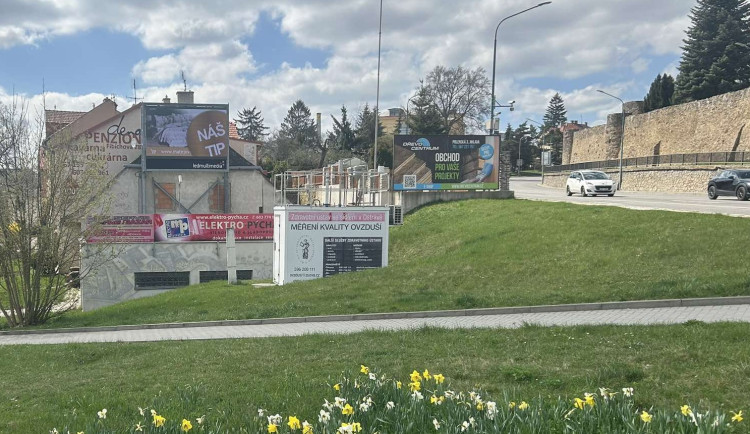 Světelná reklama naproti Cityparku.