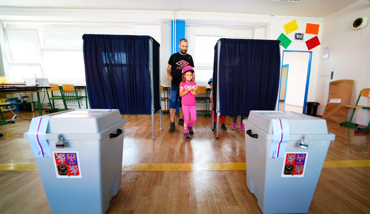 Průzkum: V Česku je přes tři miliony nevoličů, politikům nevěří
