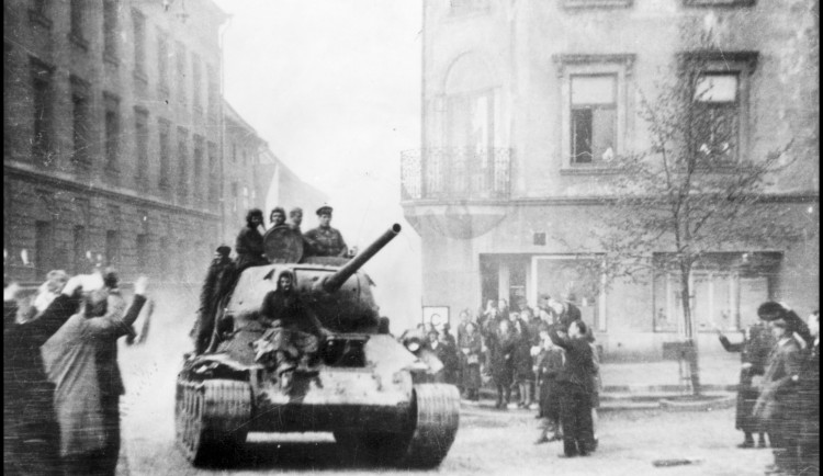 Jeden z prvních sovětských tanků vjíždí 9. května 1945 ráno na jihlavské náměstí. Foto: Poskytl Stanislav Jelínek