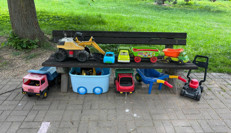 Z dětského hřiště zmizely o víkendu hračky. Nyní je jich tam více než dříve. Foto: Se svolením Elišky Pešové