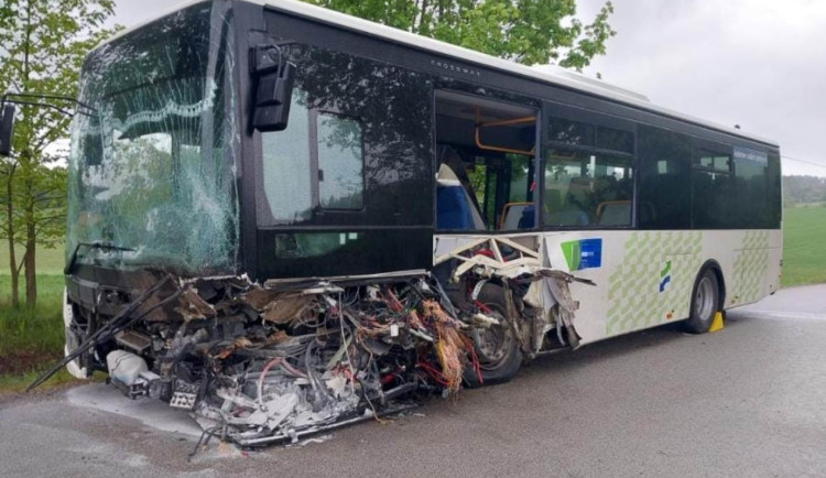 Na Jihlavsku boural náklaďák a autobus. Jeden řidič skončil v péči lékařů