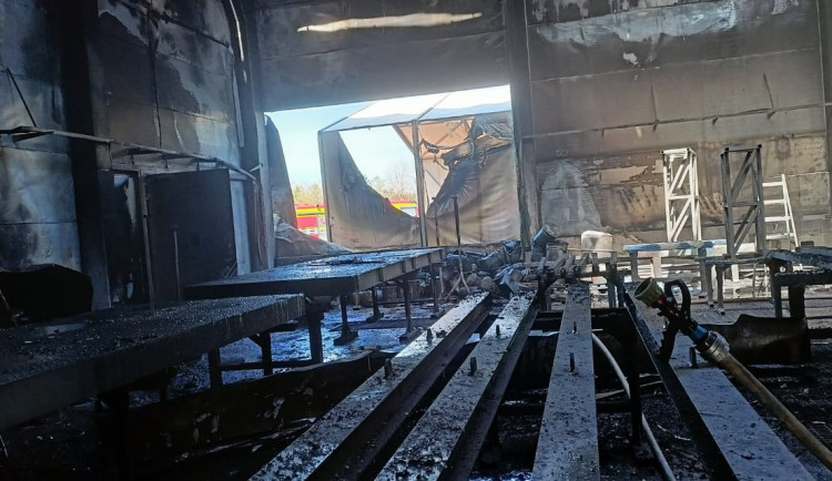 Požár lakovny má druhou oběť, dělník s popáleninami zemřel po týdnu v nemocnici