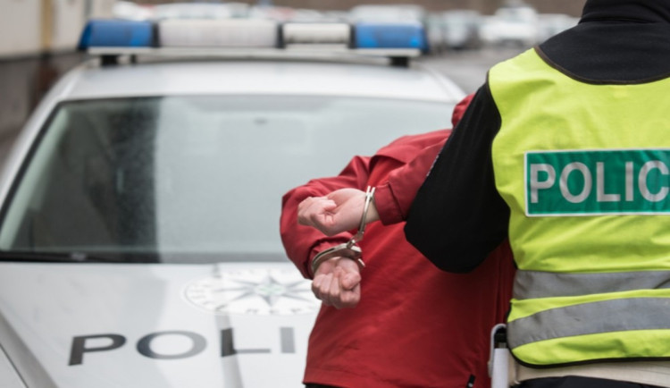 Mladík s nožem ohrožoval v Jihlavě sedmnáctiletou dívku, zasahovali policisté