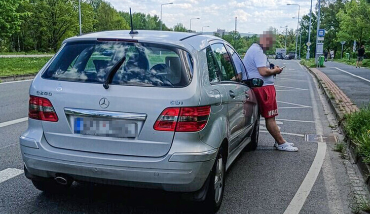 Cizinec bez pásu a řidičáku se divil, proč ho policisté zastavili a jen se vymlouval