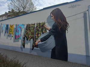Zeď autobusáku v Jihlavě oživilo barevné graffiti, dráždí maskáče na šňůře