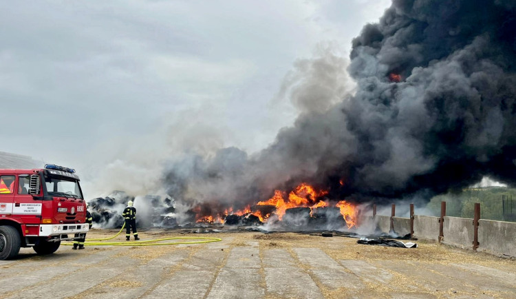 Hasiči už znají příčinu požáru pneumatik v zemědělském areálu v Žákavě