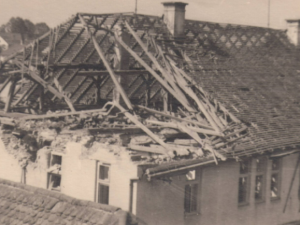Jeden z domů v Dadešicích na Třebíčsku po bombovém útoku v roce 1945